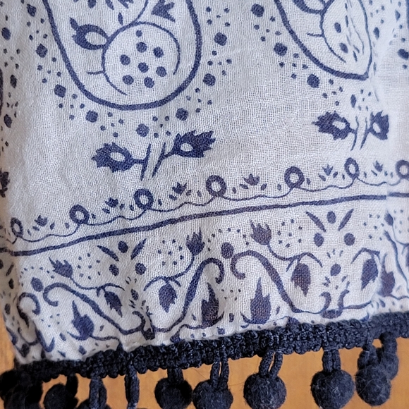 *5 DOLLAR ADD ON* Lightweight Pom Pom Scarf - Picture 4 of 4